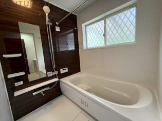 ユニットバスは省スペースでありながら、シンプルな設計と使いやすさを備え、簡便なメンテナンスが可能です。大きな窓付きで換気にも便利です。またミラー・小物置き場もあり便利です。