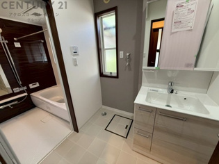 衣服の収納や脱ぎ着や整理整頓がしやすく、湿った衣類を乾燥させるスペースがありカビや臭いの発生を防ぎます。床の汚れを他の部屋に持ち込まず清潔を保つことができます。また快適な入浴環境の整備にも役立ちます。