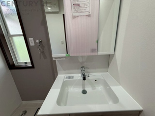 化粧品や洗顔料、歯ブラシなどの必需品をまとめて置ける収納スペースがあり、使用するたびに取り出す手間が省けます。また、水回りのため、濡れても大丈夫な素材が使用されており、お手入れが簡単です。