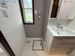 洗濯物の仕分け作業がしやすく、整理整頓が容易になります。洗濯音や湿気を他の部屋に持ち込まず、生活環境を快適に保ちます。上部を活用すれば収納スペースを確保でき洗剤や洗濯用品の整理もしやすくなります。