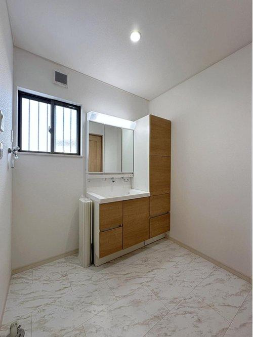 相田5丁目の洗面所|シャワー付き洗面化粧台☆
洗面台にシャワー機能が付いたもので、シャンプーなども行える多機能洗面台です。また、顔や手を洗うためだけではなく、シャワー付き洗面台を使えば手洗い洗濯などでも利用できます♪