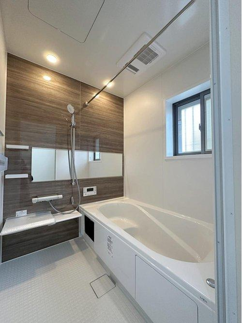 相田5丁目の浴室|浴室乾燥機機能付き1坪タイプの浴室☆
ユニットバスは、気密性にも優れています。そのため、冬場でもお湯が冷めにくく、暖かい空間を維持することができます。