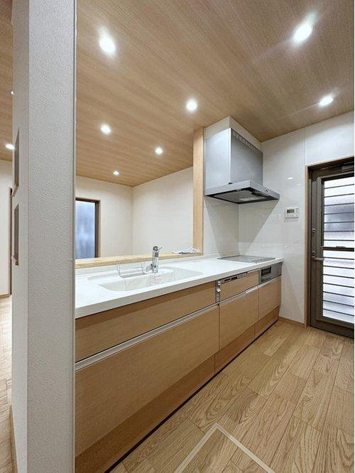 相田5丁目のキッチン|人造大理石天板・シンク使用のシステムキッチン☆
人造大理石天板は水垢が付きにくく汚れが落ちやすいのでお手入れも楽ちんです♪