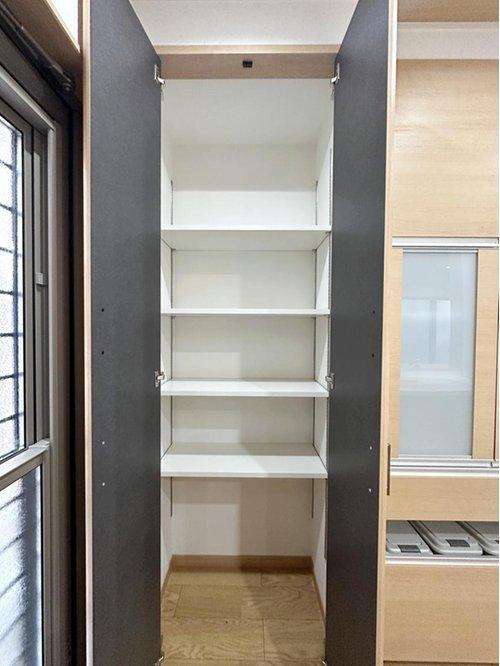 相田5丁目の収納|キッチンパントリー☆
食材のストックなどを置いておくとキッチン回りもスッキリとします♪