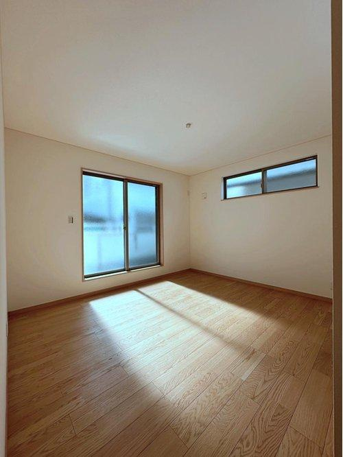 相田5丁目のその他|7.2帖の広々とした主寝室☆
南西側に掃き出し窓もあり、2面採光の為とても明るいです♪