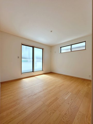 相田5丁目のその他|7.2帖の広々とした主寝室☆
南西側に掃き出し窓もあり、2面採光の為とても明るいです♪