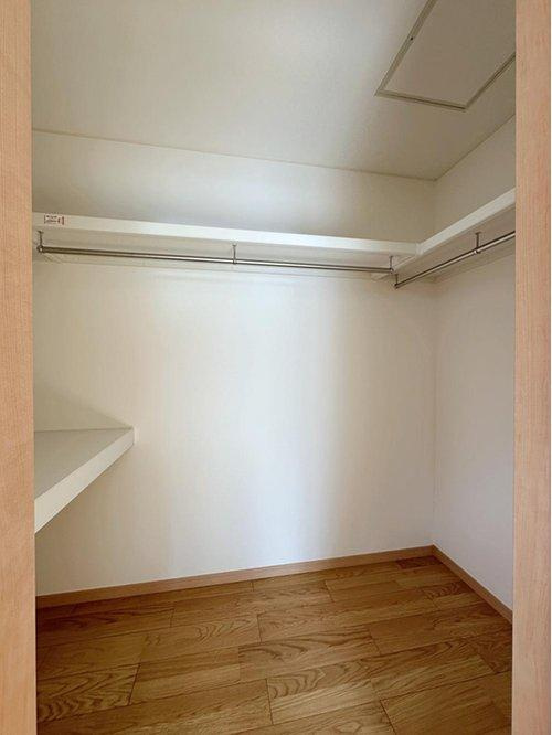 相田5丁目の収納|ウォークインクローゼット☆
広々としたスペースがあるので春夏秋冬、季節ごとのお洋服全てをまとめてしまっておけるので、季節の変わり目に入れ替えを行う、衣替えが不要になります。