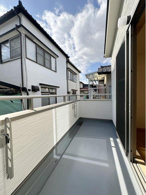 相田5丁目のバルコニー|屋根付きワイドバルコニー☆
バルコニーには屋根も付いているので多少の雨でも洗濯物が濡れる心配はありません♪