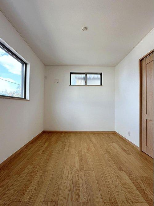 相田5丁目のその他|5.5帖の洋室☆
2面採光で明るいです♪