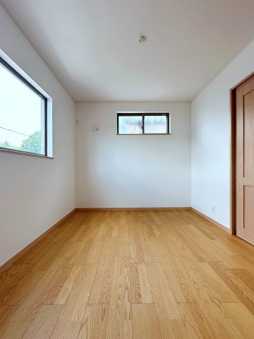相田5丁目のその他|5.5帖の洋室☆
2面採光で明るいです♪