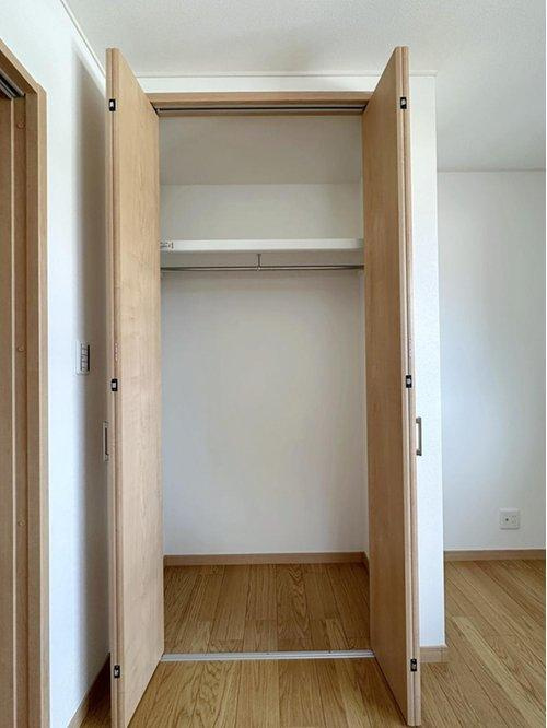 相田5丁目の収納|クローゼット☆
広々としたスペースがあるので春夏秋冬、季節ごとのお洋服全てをまとめてしまっておけるので、季節の変わり目に入れ替えを行う、衣替えが不要になります。