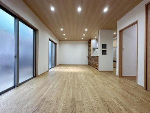 相田5丁目の居間・リビング|18帖の広くて明るいリビング☆
南西側に掃き出し窓もあり、2面採光のため開放的でとても明るいです♪