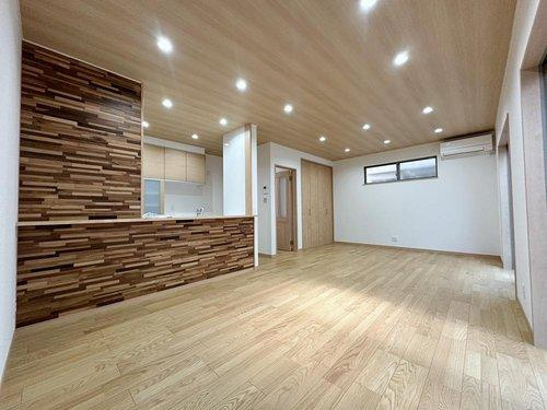 相田5丁目の居間・リビング|18帖の広くて明るいリビング☆
南西側に掃き出し窓もあり、2面採光のため開放的でとても明るいです♪