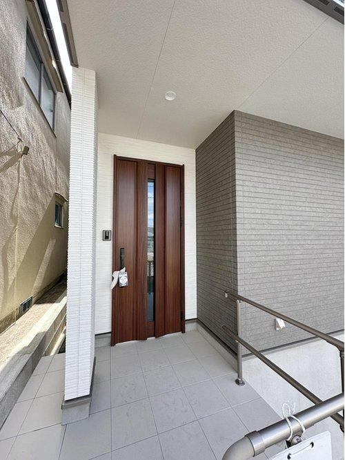 相田5丁目の玄関|玄関ポーチには屋根も付いており、雨が降っても濡れる心配はありません♪