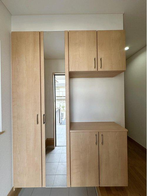 相田5丁目の収納|シューズボックス☆
姿見付きでお出かけ前の身だしなみチェックも可能♪大容量のシューズボックスの為、靴もたくさん収納が可能です♪