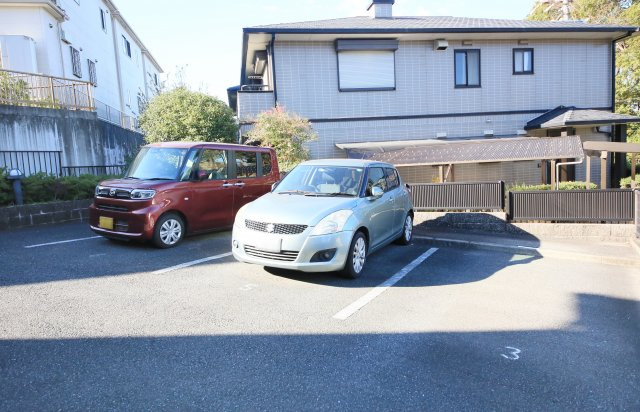 ハイツボナールの駐車場