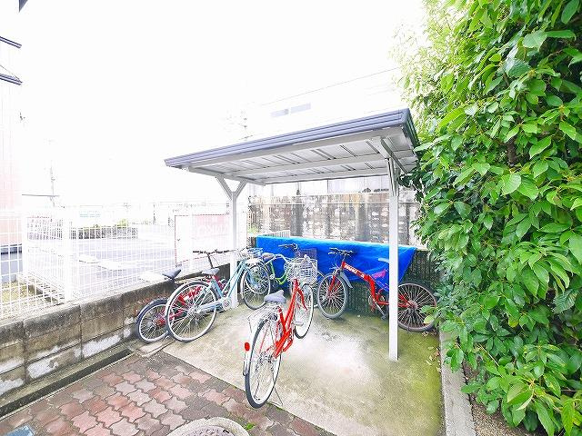 メゾン・ド・グランデュールのその他共用部分|屋根付きの駐輪場