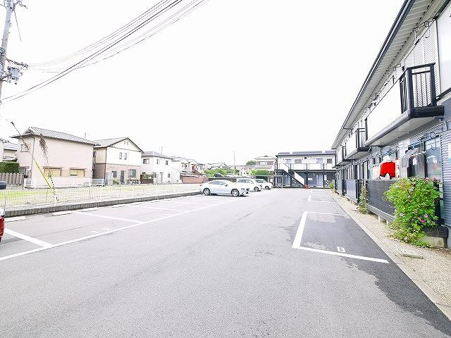 メゾン・ド・グランデュールの駐車場|車をお持ちの方に嬉しい駐車場付きの物件です