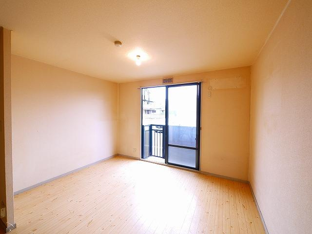 メゾン・ド・グランデュールの居間・リビング|こちらの居間で趣味の時間をお楽しみください