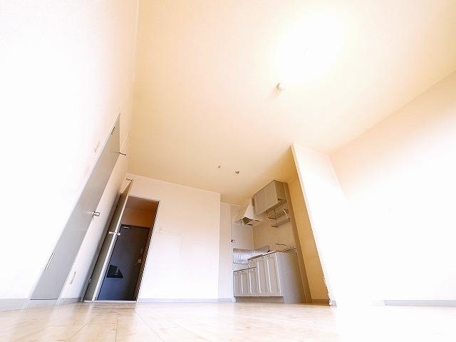 メゾン・ド・グランデュールの居間・リビング|こちらの居間で趣味の時間をお楽しみください