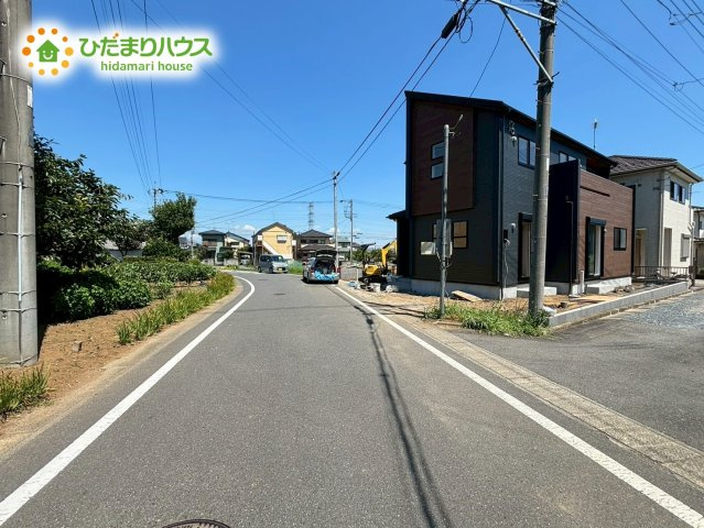 滑川町月輪　新築一戸建て　ブルーミングガーデン　01の前面道路含む現地写真|広々した前面道路幅があるので、車の出し入れもラクラク♪