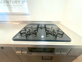 多数の調理器具を同時に使用でき、料理の効率化が可能。省エネで節約になり、様々な料理スタイルに適応できます。また、火力調整が独立しており、手入れや掃除もしやすく、今よりもっとお料理が楽しくなるかも。