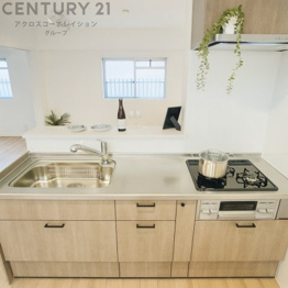 シンプルなデザインと使いやすさを兼ね備えた対面式システムキッチンは、効率的な作業スペースを提供し、家族やゲストとのコミュニケーションを促進します。