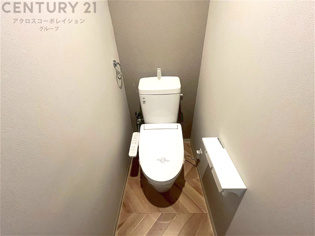 温水洗浄便座付トイレは温水洗浄機能により、暖かい水でおしりを洗浄することができ、冷たい水を使う従来の便座に比べ、温水洗浄機能で暖かいトイレを提供し、快適な使用を可能にします。