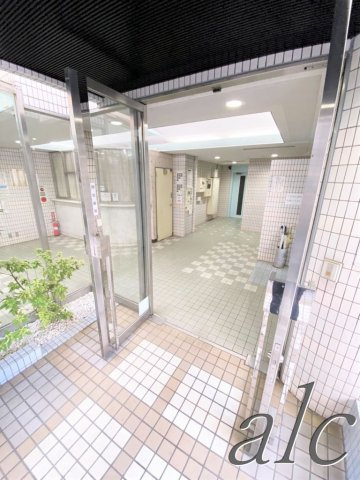 杉並区下高井戸１丁目の賃貸マンションのエントランス