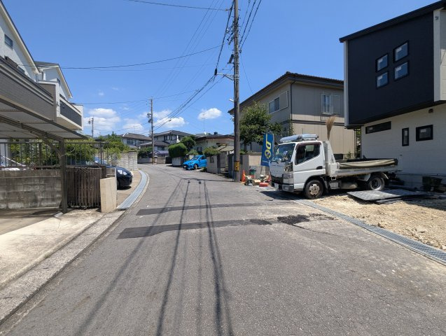 瀬戸市八幡台3丁目の前面道路含む現地写真