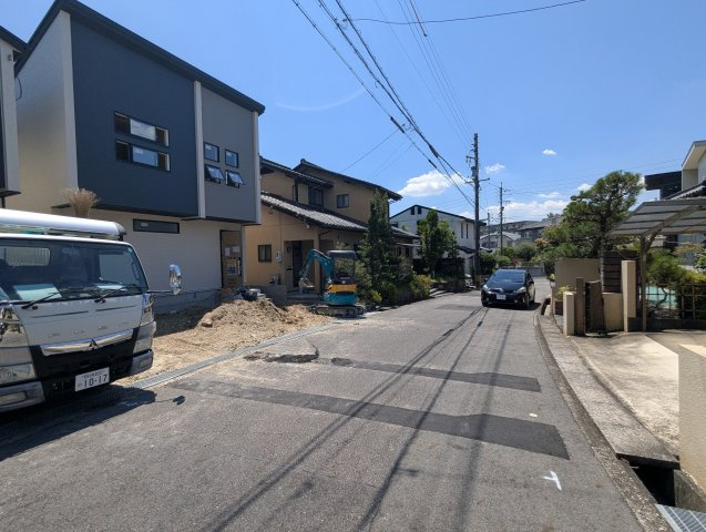 瀬戸市八幡台3丁目の前面道路含む現地写真