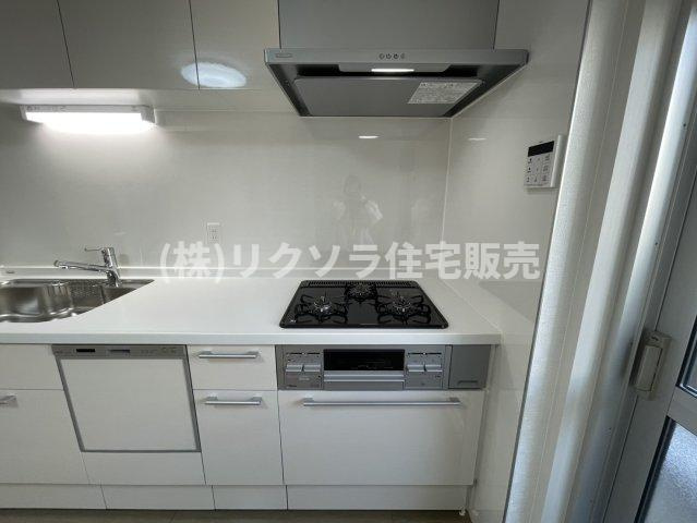 藤阪ハイツD6棟のキッチン|ビルトイン3口コンロ付き
■物件内覧・資金計画相談・住宅ローン相談、リフォーム相談、お問合せ受付中■
※当日・翌日のご内覧、ご相談はお電話でのお問合せがスムーズです！