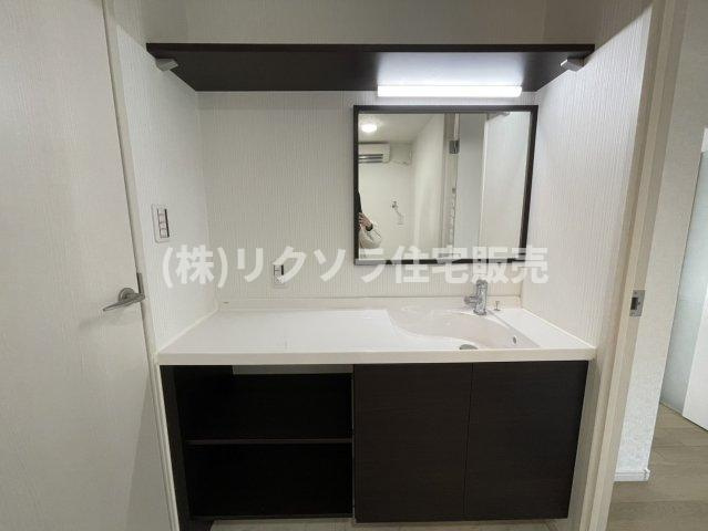 藤阪ハイツD6棟の独立洗面台|造作洗面台
■物件内覧・資金計画相談・住宅ローン相談、リフォーム相談、お問合せ受付中■
※当日・翌日のご内覧、ご相談はお電話でのお問合せがスムーズです！