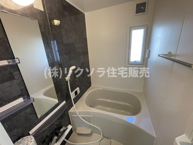 藤阪ハイツD6棟の浴室|窓付き
■物件内覧・資金計画相談・住宅ローン相談、リフォーム相談、お問合せ受付中■
※当日・翌日のご内覧、ご相談はお電話でのお問合せがスムーズです！