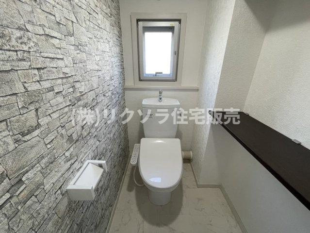 藤阪ハイツD6棟のトイレ|温水洗浄便座付き
■物件内覧・資金計画相談・住宅ローン相談、リフォーム相談、お問合せ受付中■
※当日・翌日のご内覧、ご相談はお電話でのお問合せがスムーズです！