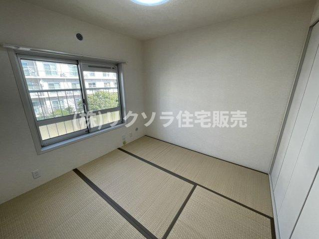 藤阪ハイツD6棟の和室|和室4.5帖
■物件内覧・資金計画相談・住宅ローン相談、リフォーム相談、お問合せ受付中■
※当日・翌日のご内覧、ご相談はお電話でのお問合せがスムーズです！