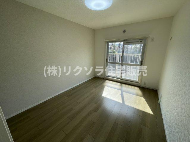 藤阪ハイツD6棟の寝室|洋室6.0帖
■物件内覧・資金計画相談・住宅ローン相談、リフォーム相談、お問合せ受付中■
※当日・翌日のご内覧、ご相談はお電話でのお問合せがスムーズです！