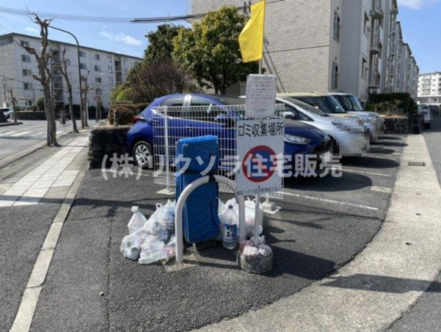 藤阪ハイツD6棟のその他共用部分|敷地内ゴミステーション
■物件内覧・資金計画相談・住宅ローン相談、リフォーム相談、お問合せ受付中■
※当日・翌日のご内覧、ご相談はお電話でのお問合せがスムーズです！