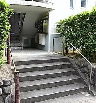 藤阪ハイツD六棟のエントランス|■物件内覧・資金計画相談・住宅ローン相談、リフォーム相談、お問合せ受付中■
※当日・翌日のご内覧、ご相談はお電話でのお問合せがスムーズです！