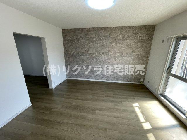 藤阪ハイツD6棟の居間・リビング|LDK16帖
■物件内覧・資金計画相談・住宅ローン相談、リフォーム相談、お問合せ受付中■
※当日・翌日のご内覧、ご相談はお電話でのお問合せがスムーズです！