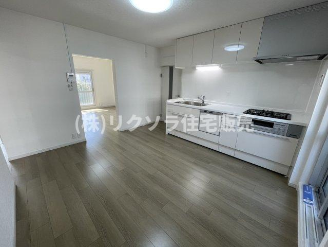 藤阪ハイツD6棟の居間・リビング|LDK16帖
■物件内覧・資金計画相談・住宅ローン相談、リフォーム相談、お問合せ受付中■
※当日・翌日のご内覧、ご相談はお電話でのお問合せがスムーズです！