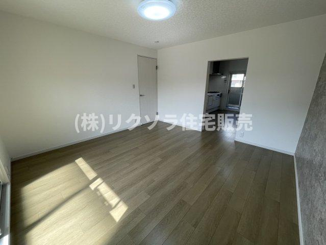 藤阪ハイツD6棟の居間・リビング|LDK16帖
■物件内覧・資金計画相談・住宅ローン相談、リフォーム相談、お問合せ受付中■
※当日・翌日のご内覧、ご相談はお電話でのお問合せがスムーズです！