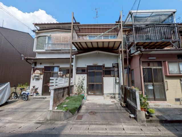 太秦一町芝町の前面道路含む現地写真|４Ｋの中古テラス