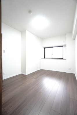 【洋室】 | 【上質リノベ】コスモ三滝本町 | 【洋室約5.7帖】
心と体をゆったりと安らげる主寝室。
寝室のゆとりが大きい分だけ、
暮らしの安らぎは深まります。
一日の疲れを癒すだけでなく、
ご夫婦の親密な語らいを紡ぎ出します。