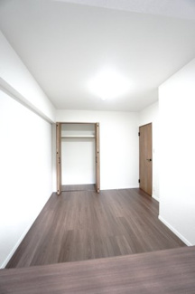 【洋室】 | 【上質リノベ】コスモ三滝本町 | 【洋室約5.7帖】
どんな家具や敷物でも部屋に馴染みやすく、
コーディネートがし易そうですね。
配置も柔軟に対応できるので身の回りの整理もし易い！
自分好みの空間に出来そうですね！