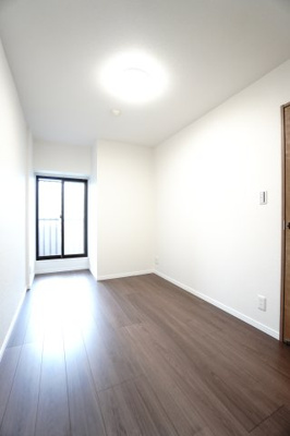 【洋室】 | 【上質リノベ】コスモ三滝本町 | 【洋室約4.8帖】
居室にはクローゼットを完備。
自由度の高い家具の配置が叶うシンプルな空間です。
お子様の成長と人数と共に必要になる
子供部屋にもぴったりの間取りですね。