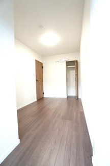 【洋室】 | 【上質リノベ】コスモ三滝本町 | 【洋室約4.8帖】
こども部屋をコーディネート！このぐらいの広さがあれば、 
お子さんの好きな色やモチーフを使ったコーディネートで、
勉強もお片付けも全部楽しいお気に入りの空間にしていけそうですね！