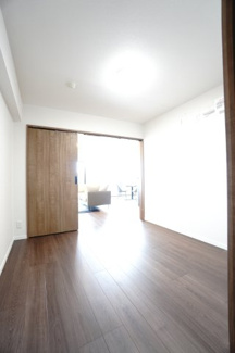 【洋室】 | 【上質リノベ】コスモ三滝本町 | 【洋室約5.0帖】
在宅勤務・リモートワークの書斎や、
趣味やくつろぎのスペースとしても。
家族と一緒に楽しい時間を過ごす中にも、
一人でくつろげる時間と場所は特に良いですね。