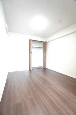 【洋室】 | 【上質リノベ】コスモ三滝本町 | 【洋室約5.0帖】
将来、ライフスタイルや家族構成が変わった時等、
第2子供部屋としても活用できそうですね！
勿論、壁掛けエアコンも取付が出来ますので、
快適な居室環境で過ごせそうです！