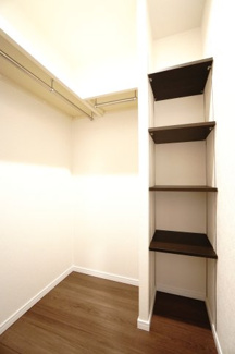 【収納】 | 【上質リノベ】コスモ三滝本町 | 【約1帖ファミリーWIC】
中には枕棚とパイプハンガー、それに高さ調節自在のフリーラック。
洋服だけでなくアクセサリーや小物もまとめて収納でき、
着替えるスペースもあるため、服選びの時間を短縮でき